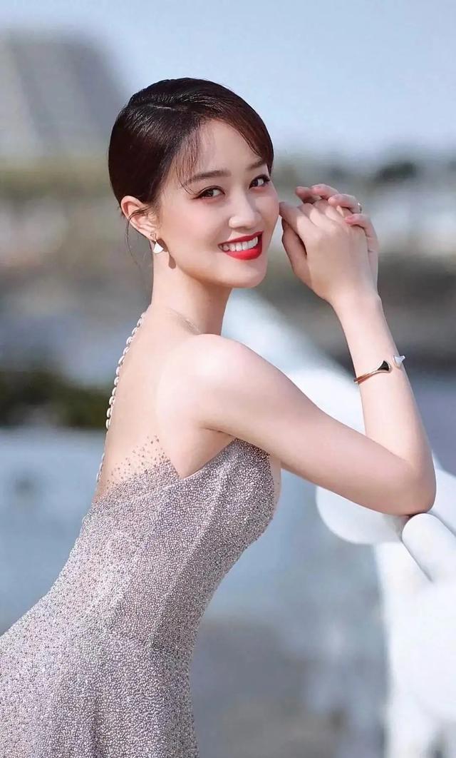 成熟丰满少妇日本beeg风情，迷人曲线，优雅气质，独特魅力