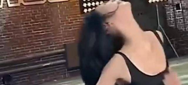 2.女生光溜溜身子跳舞视频曝光，网友疯狂转发，争议不断升温