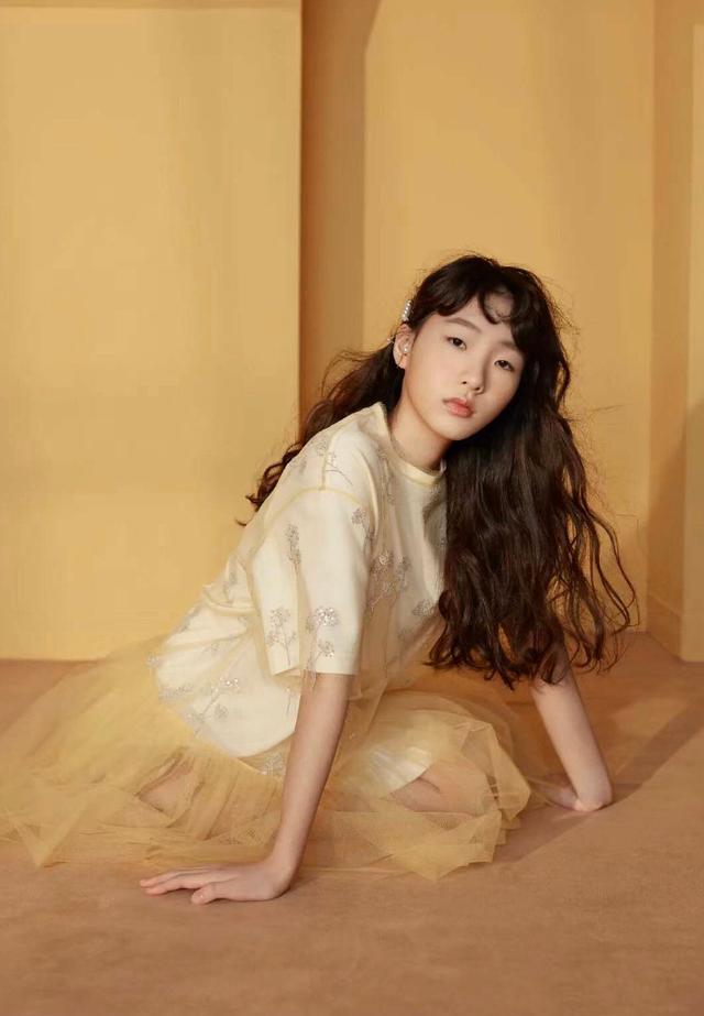 亚洲成熟老女人浜崎真绪魅力写真，展现优雅风情，经典作品回顾与赏析