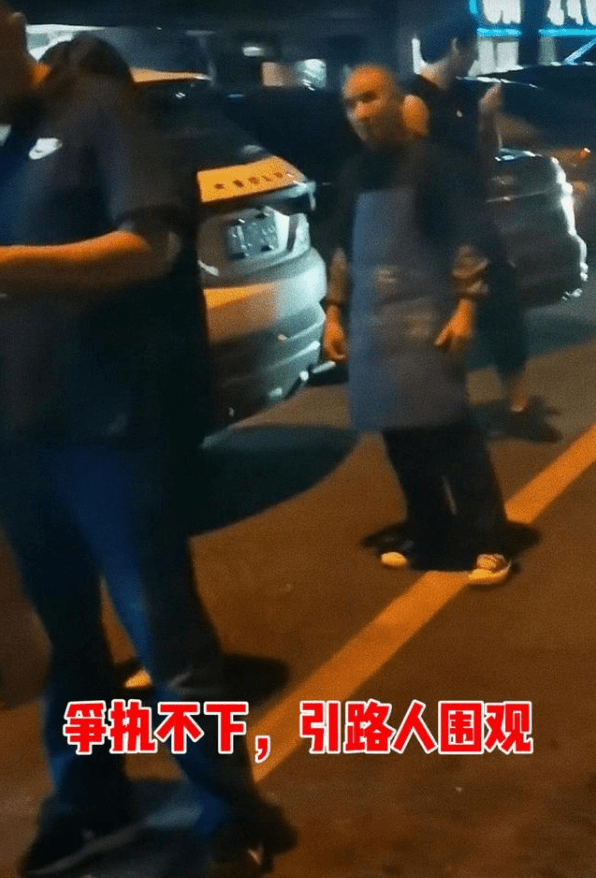 老太婆擦BBBB撩BBBB引发热议，网友热议老太婆行为，擦BBBB撩BBBB成焦点