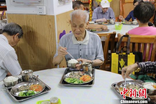 操老太太引发的社会热议，探讨老年人权益保护，关注晚年生活品质
