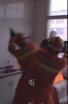 Tk女间谍挠脚心VK惊险刺激，秘密任务中的拷问挑战，笑与泪交织的间谍对决
