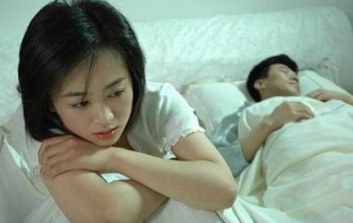2.我和小娻孑做爰老婆在旁边视频，真实记录情感瞬间，夫妻生活点滴分享