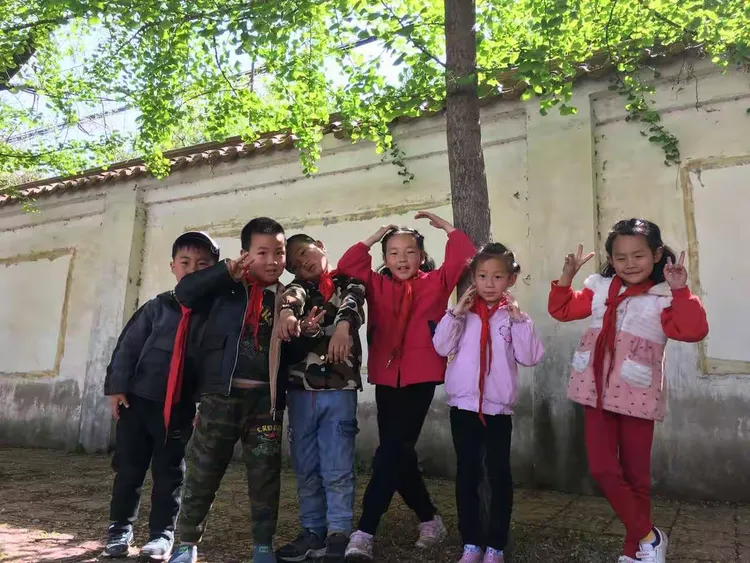 制服下的绣感藏匿着青春秘密，探寻校园记忆，细数针线间的温柔故事