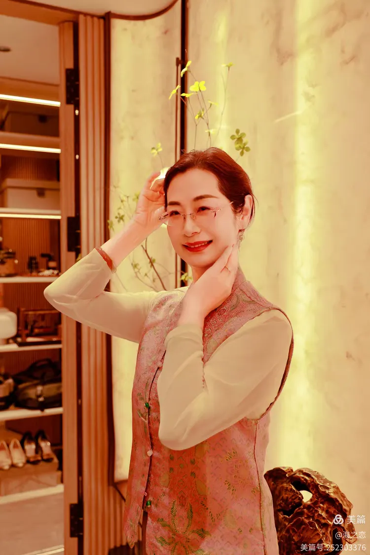 70-80岁中国熟女老太婆万岁浜传奇人生,岁月沉淀优雅魅力,晚年生活精彩绽放