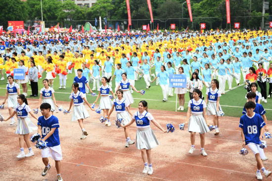 16岁女生光溜溜身材如何塑造健康自信美，科学锻炼搭配合理饮食，展现青春活力