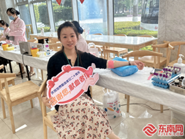 "男生把困困放到女生困困，爱情悄悄发芽，甜蜜瞬间定格，温暖传递心间"