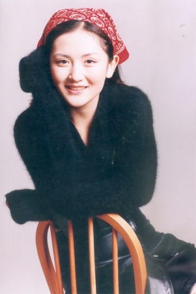 1.胡秀英撅起肥厚的大屁股扭动