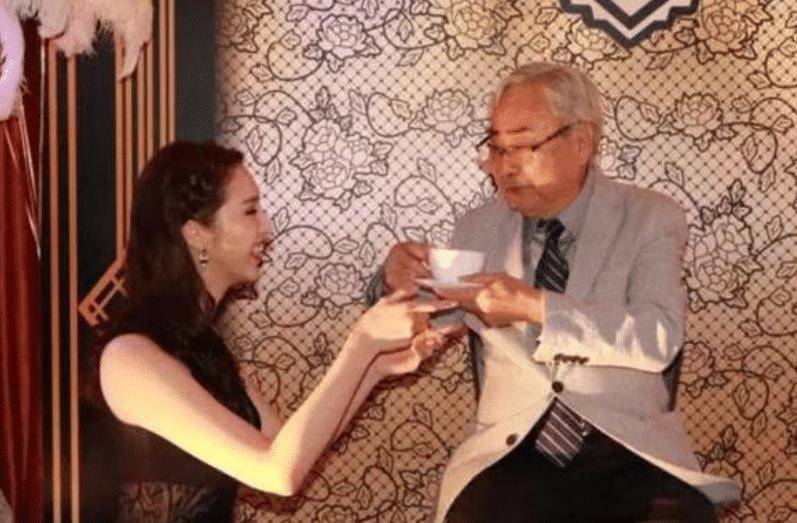 风流艳妇裸体肉欲浜引发热议，探讨情色艺术边界，现代审美与道德碰撞