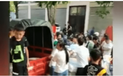 校长猛挺进小莹的体内引发热议，校园事件持续发酵，各方关注调查进展