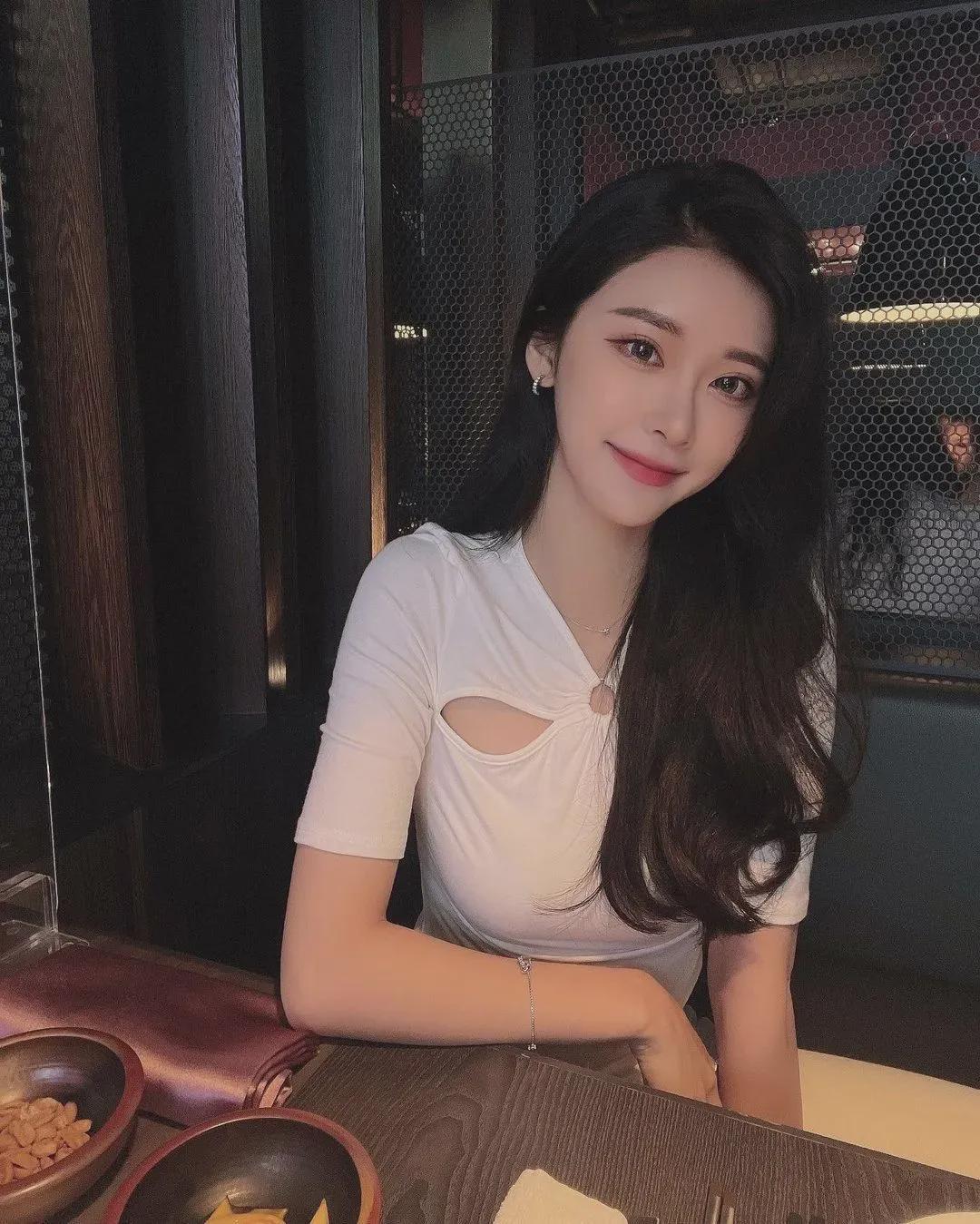 99国产精品丝袜久久制服噜噜魅力无限，高颜值女神穿搭指南，性感时尚引爆回头率