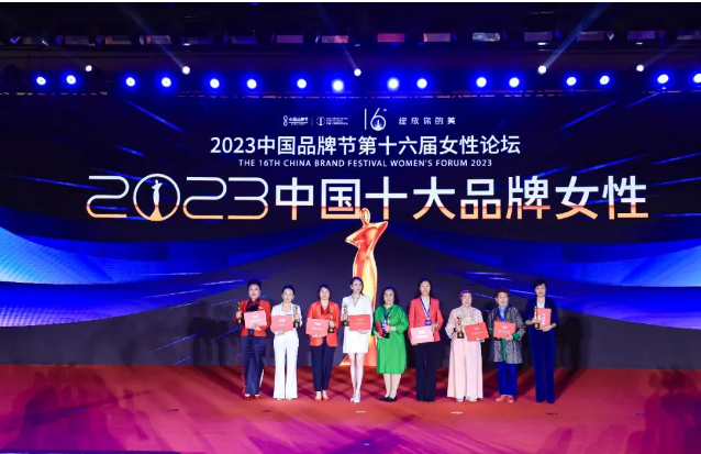 中国女人自由绽放国美亚一风采，展现东方魅力，自信优雅前行