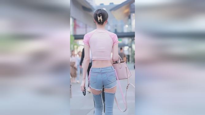 张韶涵美腿照合集惊艳亮相，展现完美身材曲线，粉丝直呼太养眼