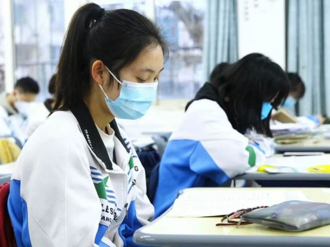 偷偷解开女同桌内裤动态图浜引发热议，校园行为引争议，网友呼吁加强教育