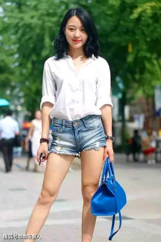 麻豆精品人妻一区魅力绽放，优雅气质与时尚穿搭，展现成熟女性独特风采