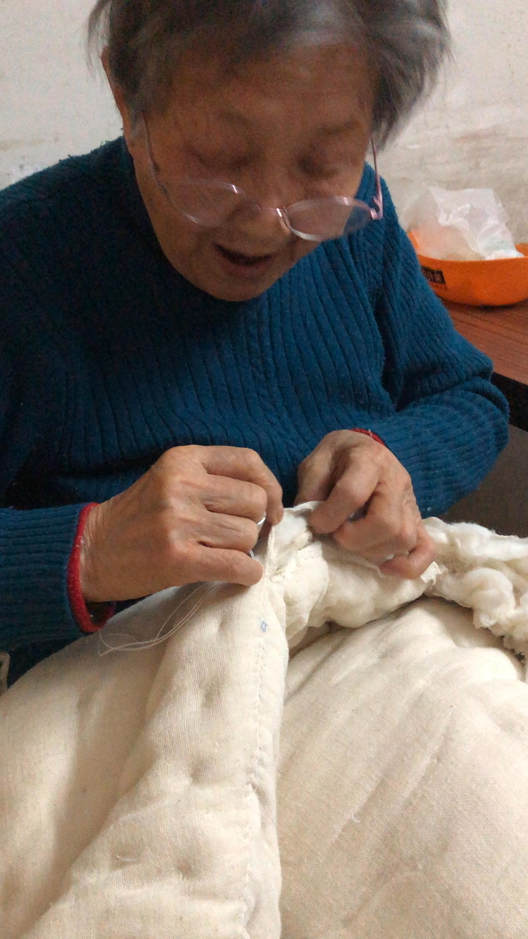 老奶奶的毛片编织温暖回忆，手工技艺传承，岁月里的柔软故事