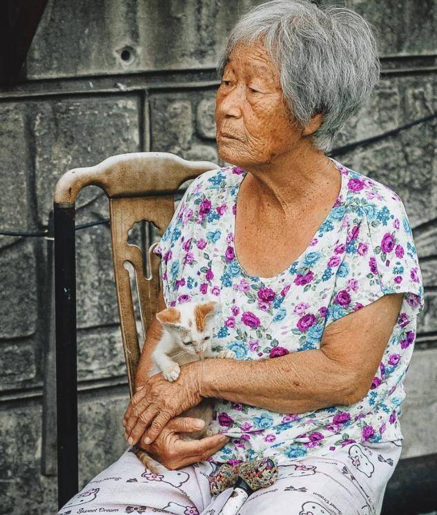 中国老太奶性交故事揭秘，探讨晚年性需求，关注老年群体情感生活