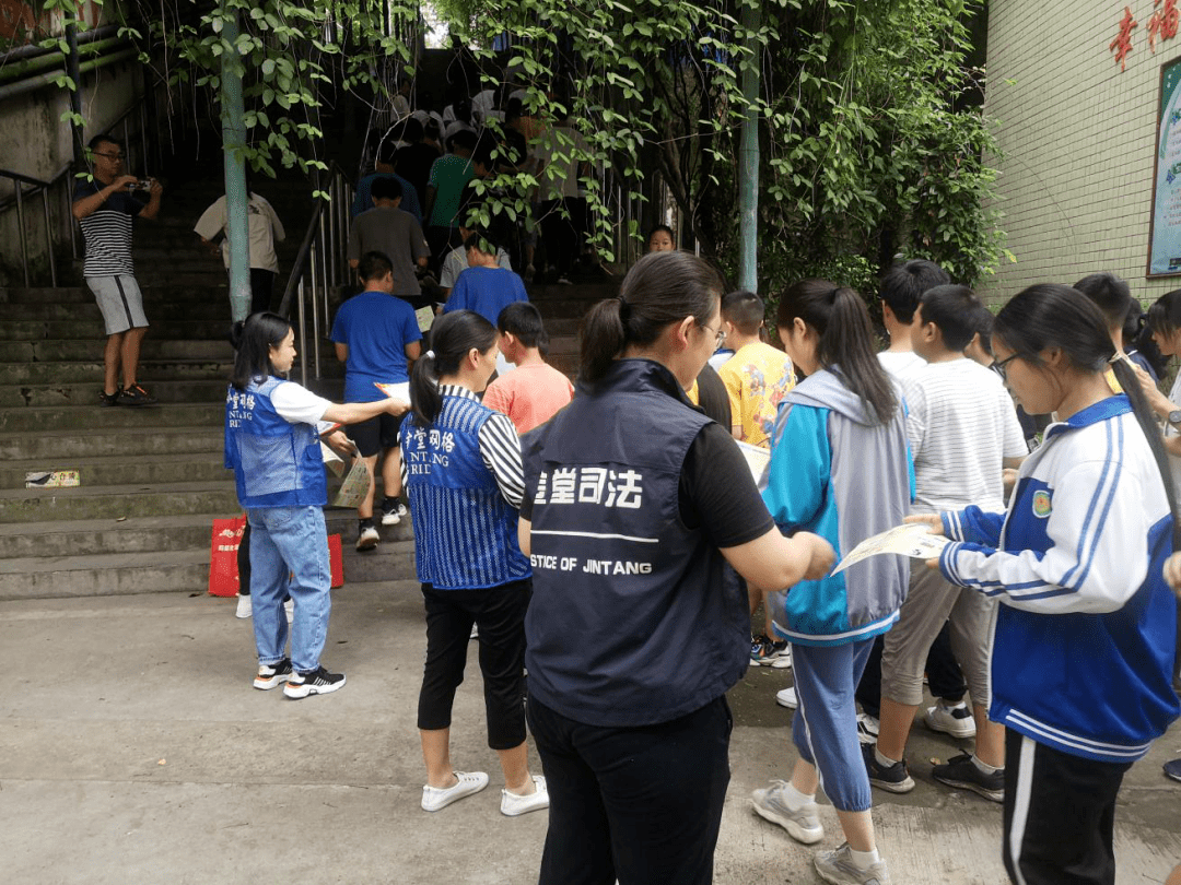 18岁一级毛片浜揭露青春隐秘角落，探索成人世界真相，警示青少年远离不良诱惑