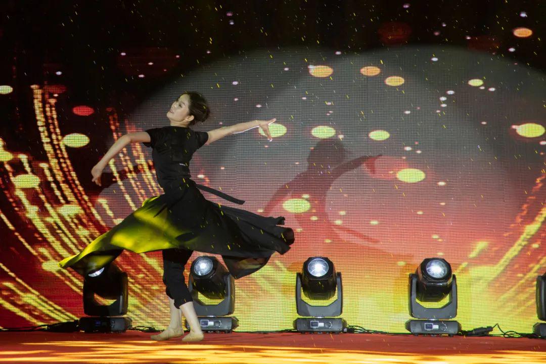 丁香色婷婷明星激情综合绽放璀璨星光，魅力四射，舞台风采无限