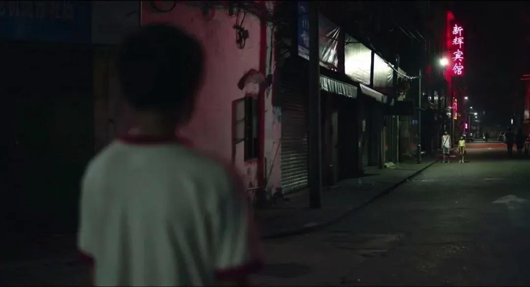 男人和女人的黄色色情故事引发热议，探索欲望与道德边界，揭秘人性深处的隐秘角落