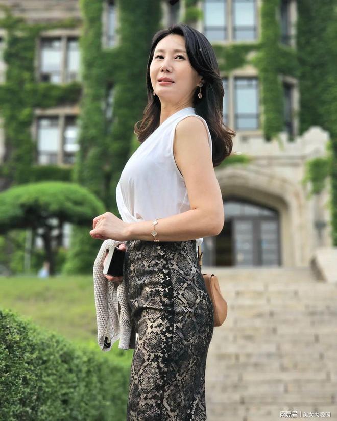 国产熟妇茂密黑森林风情写真，展现成熟女性魅力，自然性感诱惑