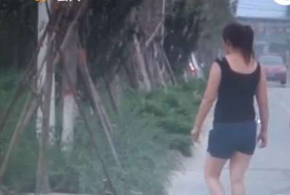 路边发廊败火老女人邂逅青春记忆，重温旧梦时光，探寻城市角落的温情故事