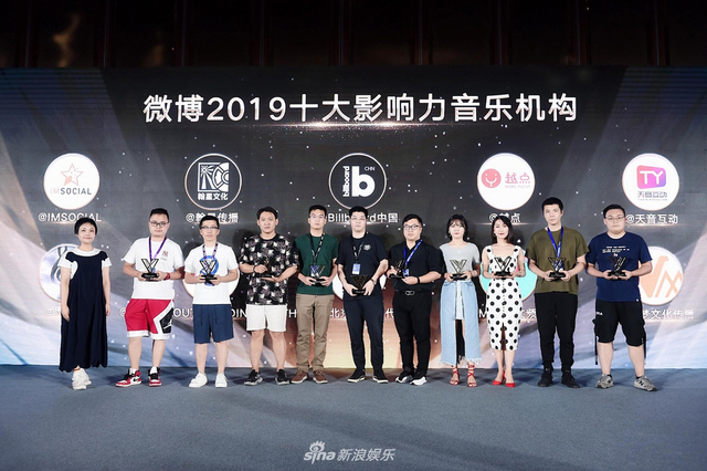 张柏芝大荫蒂引发热议，网友热议其时尚风格，探讨明星影响力