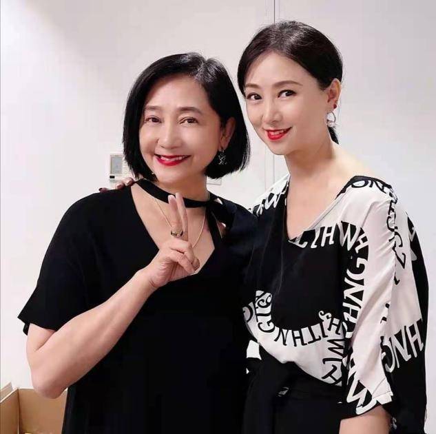 老熟妇老熟女优雅穿搭展现成熟魅力，自信风采不减当年，时尚品味依旧在线