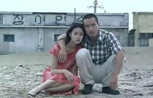 农村寡妇偷人毛毛A片引发争议，村民热议道德底线，社会影响深远