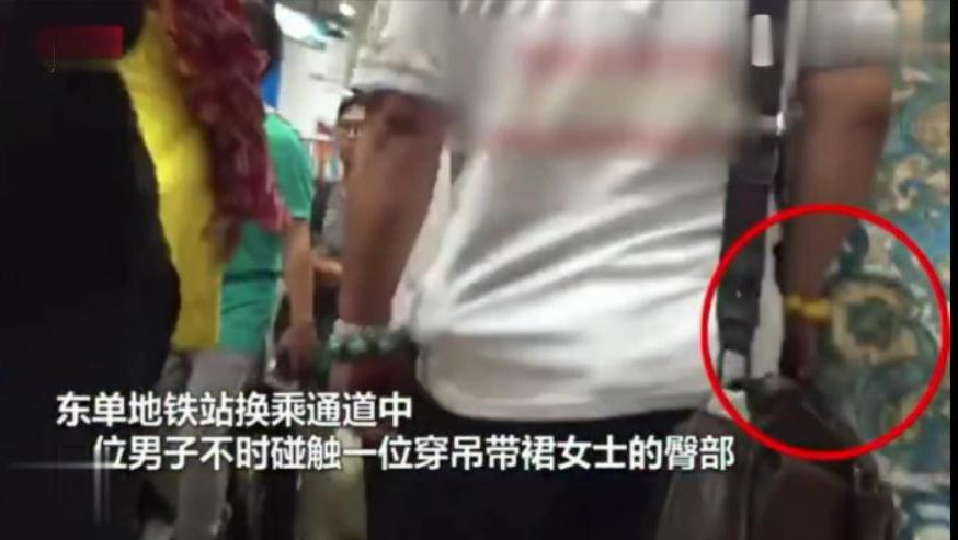 熟睡女同学被偷玩屁股眼,深夜恶作剧引发争议,校园安全受质疑 熟睡女同学被偷玩屁股眼,深夜恶作剧引发争议,校园安全受质疑
