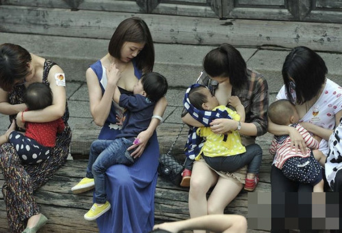 1.美女哺乳喂奶温馨时刻亲子时光
