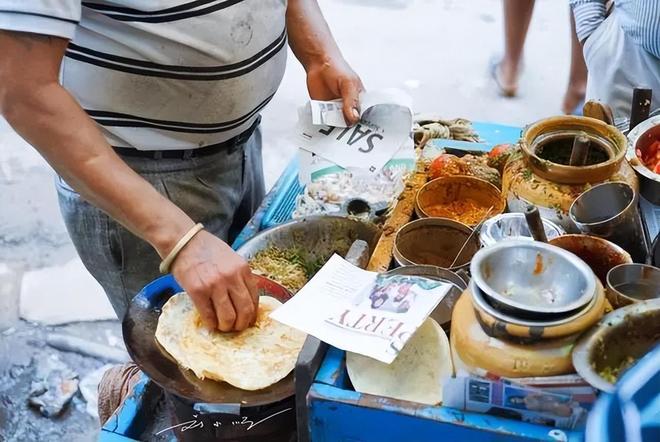 *骚年吃老头鶏巴浜，美食探索，独特风味，街头小吃新发现*