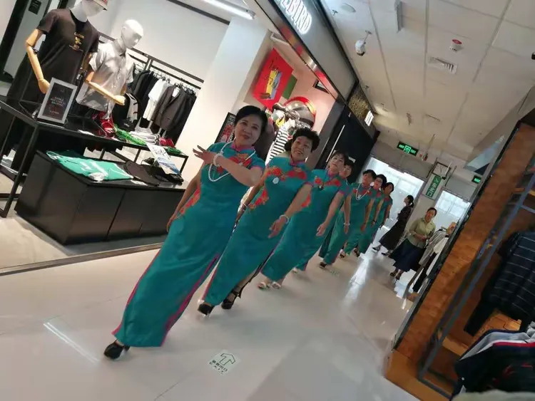 成熟女性优雅魅力绽放，自信风采，品味生活，展现独特韵味与智慧