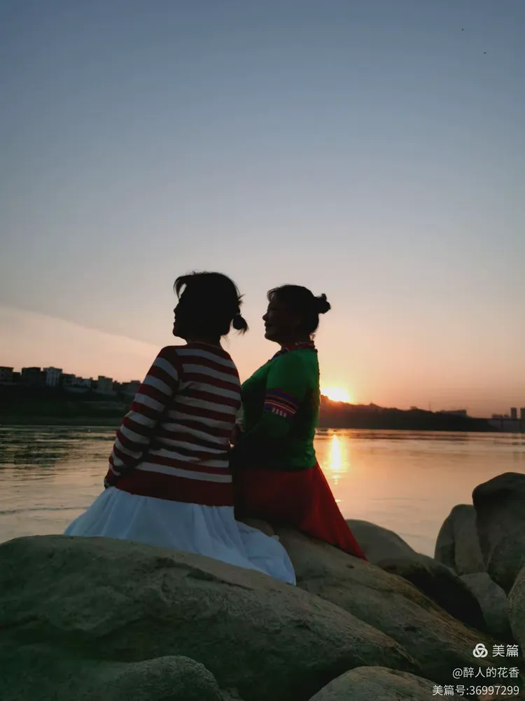 老头和老太浜畔岁月静好，银发相伴，共赏夕阳，漫步回忆长廊