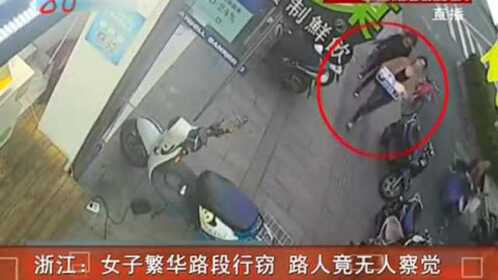 2.二次元女生遭强行扒窃无助路人冷漠围观，绝望瞬间无人伸出援手，社会反思亟待加强