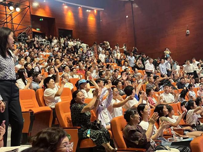 A女片引发热议，探讨女性视角，展现独特魅力，观众反响热烈