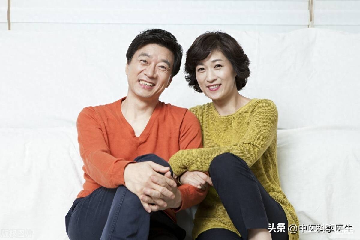 40岁夫妻多久一次生活正常呢夫妻生活频率健康指南，中年夫妻必看，科学建议在这里