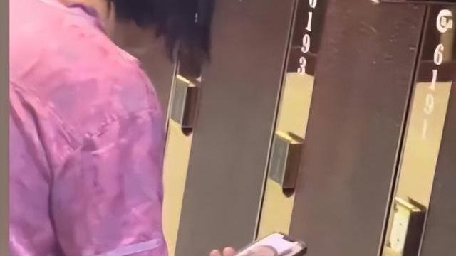 1.女初高中14分钟洗澡视频引发热议
