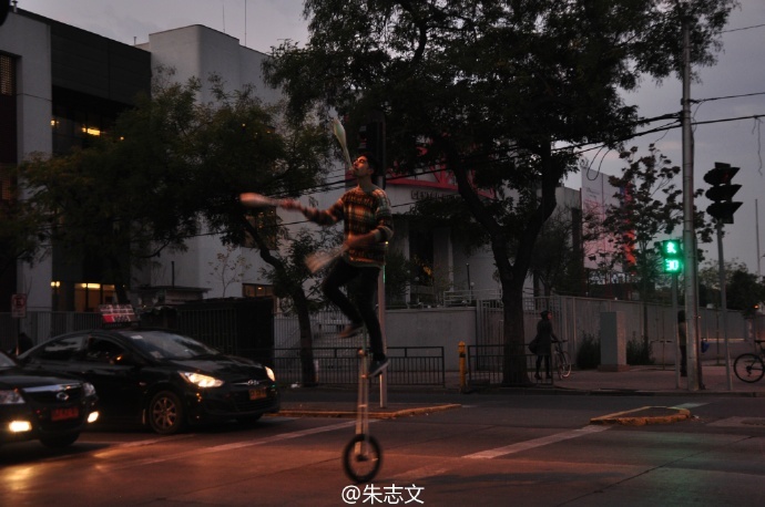 欧美肥婆大胆穿搭引爆潮流，自信魅力席卷街头，时尚圈热议不断
