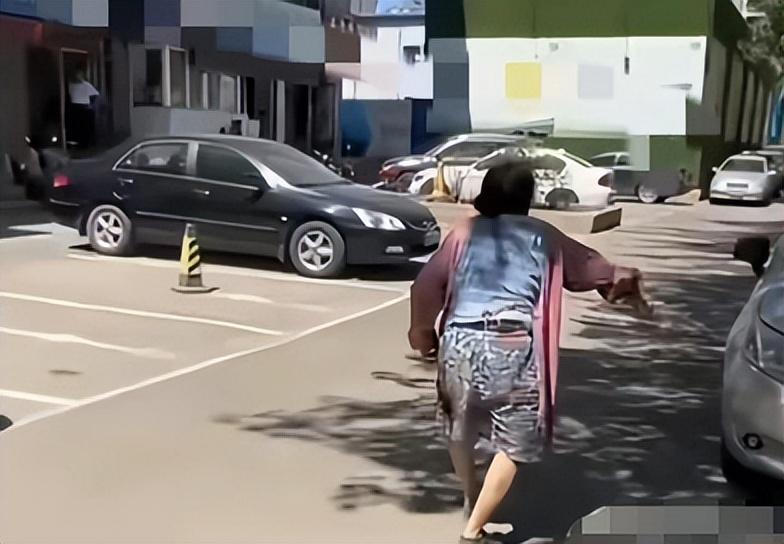 1.老太脱裤子让我进去引发争议