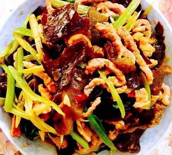 少妇的厨房飘香四溢，家常美味轻松上手，幸福滋味从这里开始