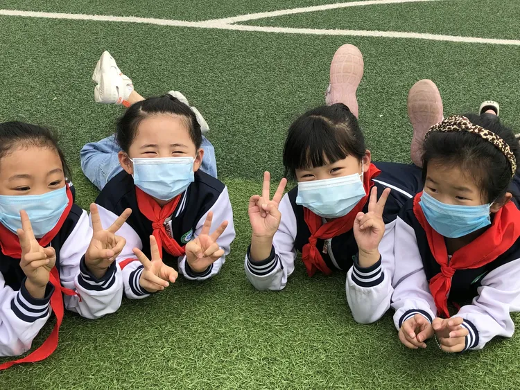 13女学生小嫩苞h的青春故事，校园生活点滴，成长中的甜蜜与烦恼