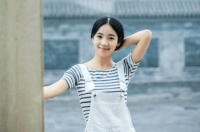 亚洲成熟老女人浜崎真绪魅力写真，展现优雅风情，经典作品回顾与赏析