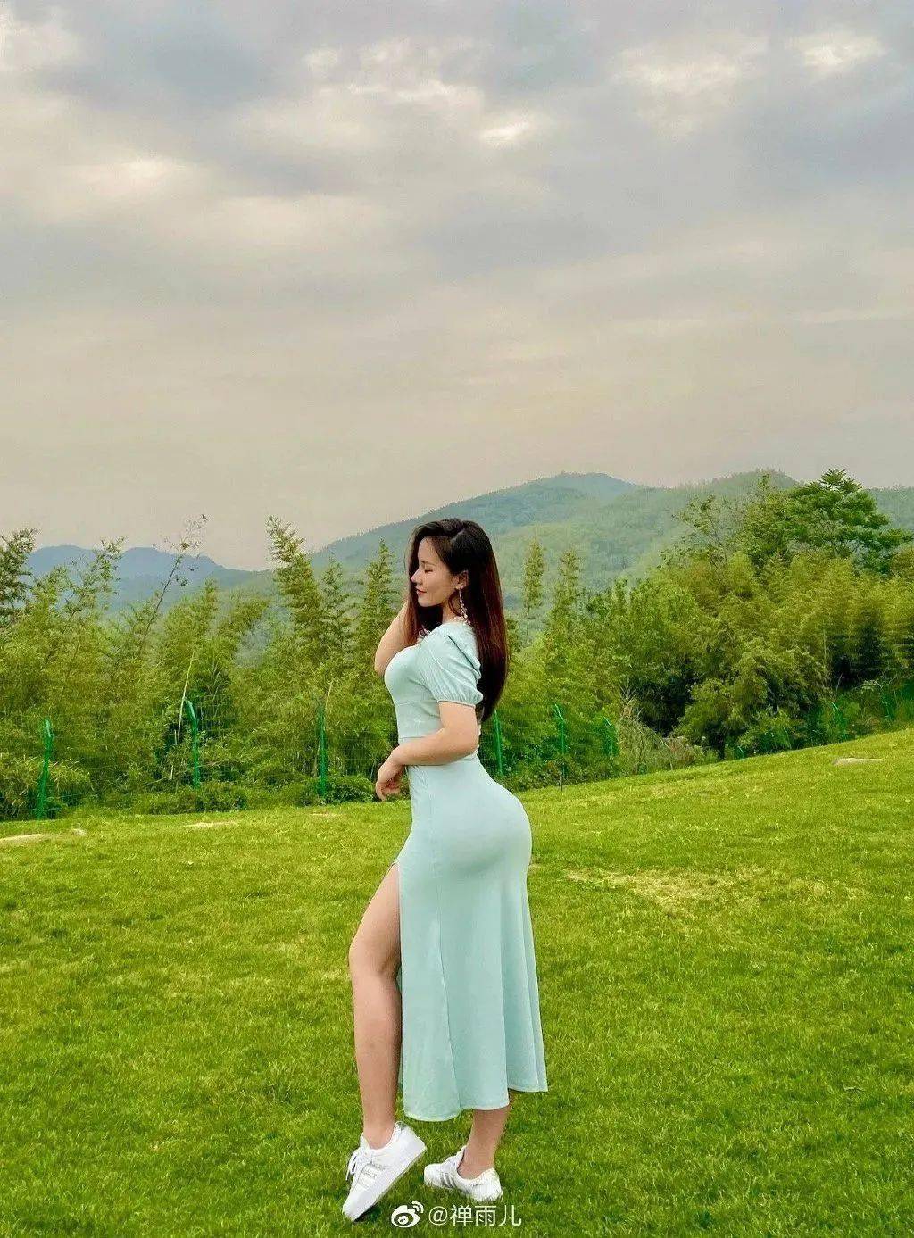 青青草国产香蕉自拍绽放自然魅力,清新田园风,随手记录美好瞬间 青青草国产香蕉自拍绽放自然魅力,清新田园风,随手记录美好瞬间