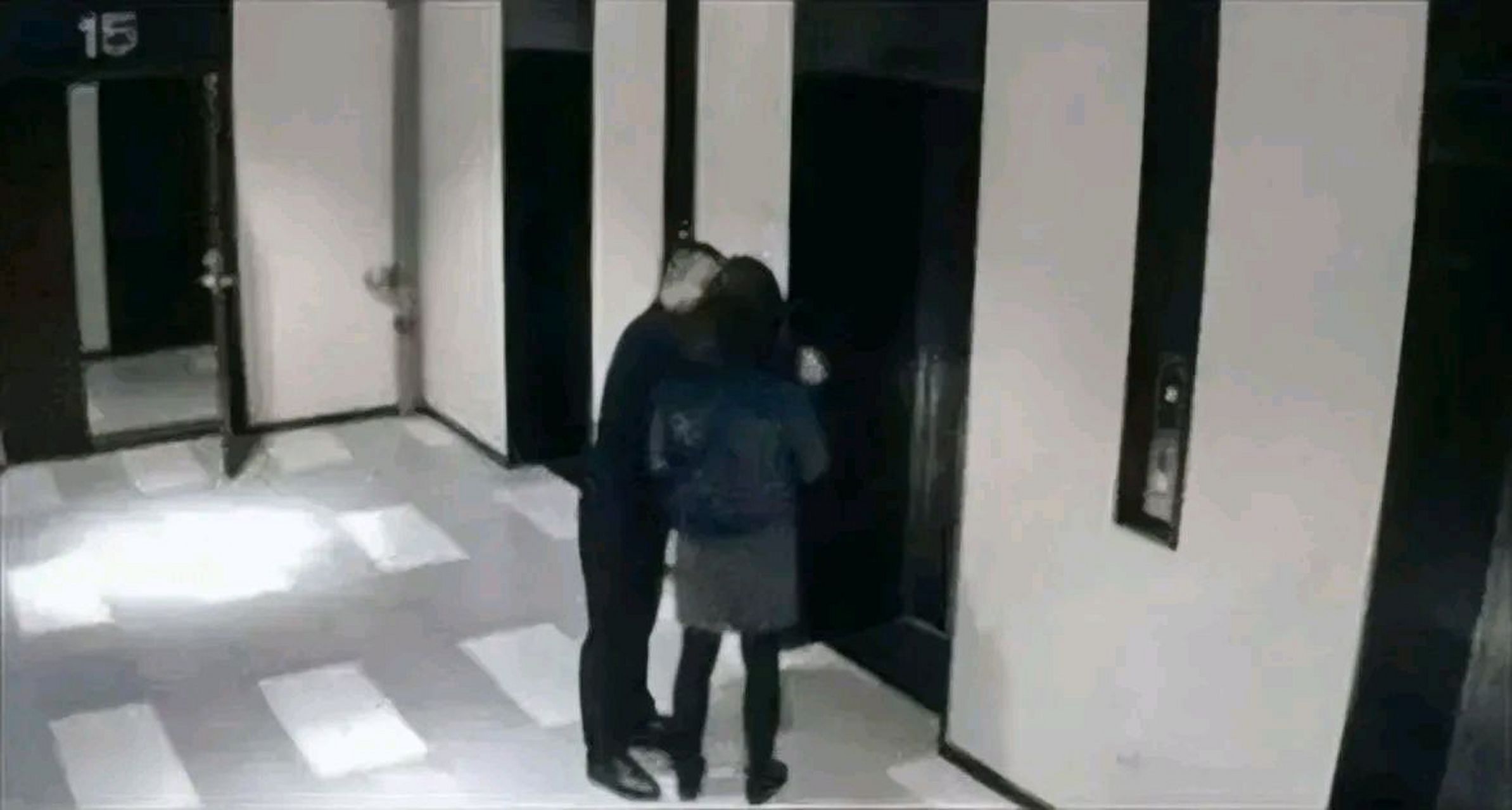 偷拍盗摄中年夫妇啪啪777引发热议，隐私安全受关注，如何防范成焦点