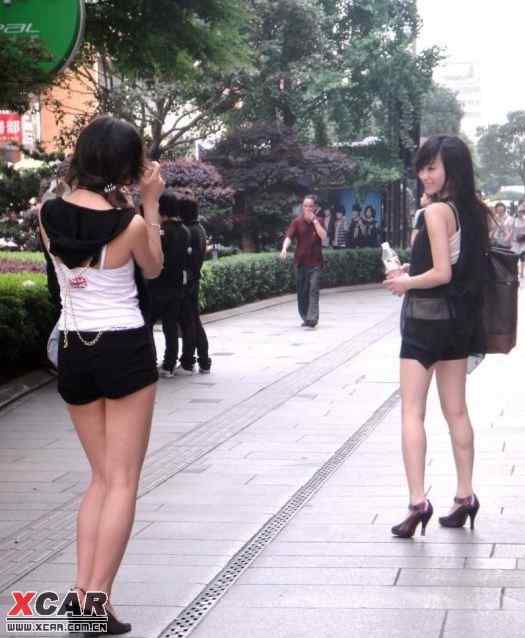 2.偷拍23P事件持续发酵，网友热议，警方介入调查，呼吁加强隐私保护