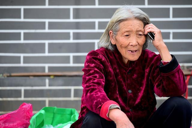 七十岁老太太分享晚年性生活视频，真实记录老年爱情故事，温暖感人
