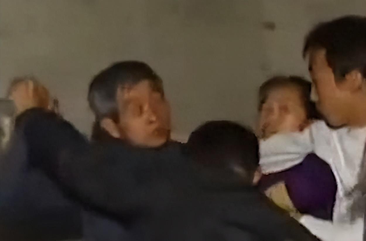 农村中年夫妇高潮喊叫偷拍事件引发热议,村民议论纷纷,警方介入调查真相 农村中年夫妇高潮喊叫偷拍事件引发热议,村民议论纷纷,警方介入调查真相