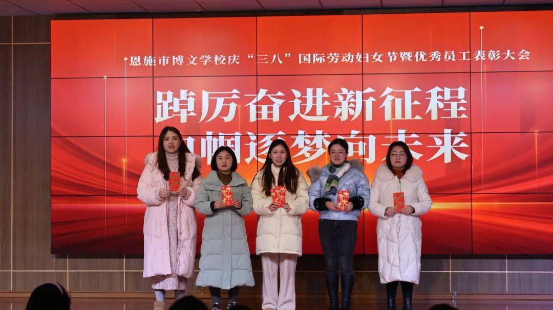 嫩苞初绽春意盎然，花开满园芬芳四溢，静待佳期绽放华彩