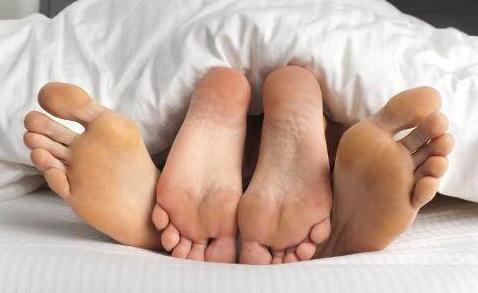 夫妻裸睡视频浜引发热议，探讨健康睡眠方式，分享夫妻生活小技巧